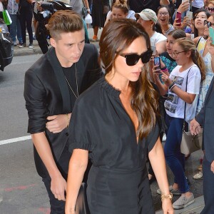 Victoria Beckham et son fils Brooklyn arrivent au restaurant Balthazar à New York le 13 septembre 2015.