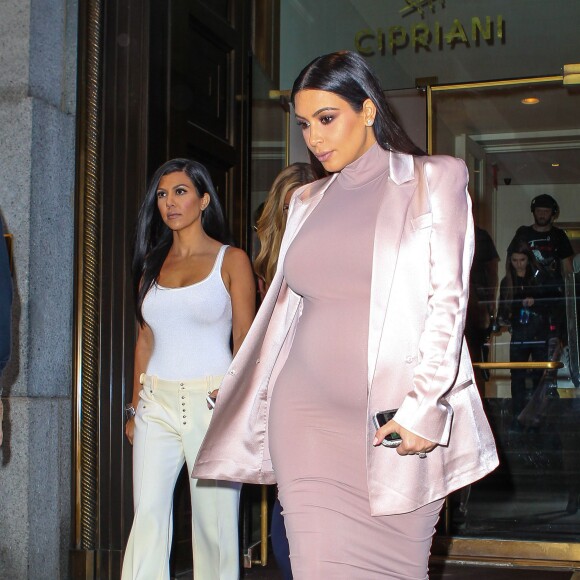 Kim Kardashian, enceinte, Kourtney, Khloé Kardashian et Kylie Jenner quittent le restaurant Cipriani Club 55 à New York. Le 14 septembre 2015.