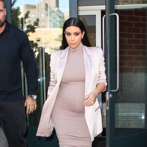 Kim Kardashian, enceinte, quitte l'appartement de son mari Kanye West à SoHo. New York, le 14 septembre 2015.