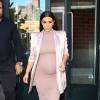 Kim Kardashian, enceinte, quitte l'appartement de son mari Kanye West à SoHo. New York, le 14 septembre 2015.