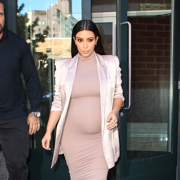 Kim Kardashian, enceinte, quitte l'appartement de son mari Kanye West à SoHo. New York, le 14 septembre 2015.