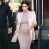 Kim Kardashian, enceinte, quitte l'appartement de son mari Kanye West à SoHo. New York, le 14 septembre 2015.