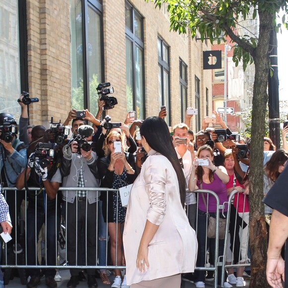 Kim Kardashian, enceinte, arrive au magasin Apple Store de SoHo. New York, le 14 septembre 2015.