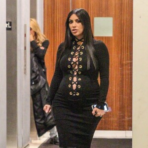 Kim Kardashian, enceinte, quitte l'appartement de son mari Kanye West à New York. Le 14 septembre 2015.