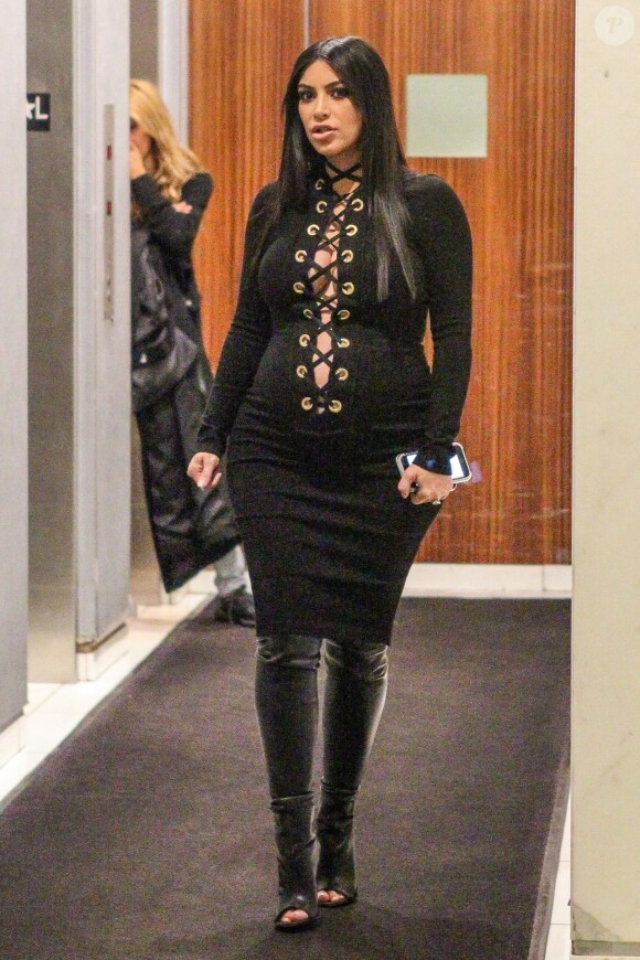 Kim Kardashian, enceinte, quitte l'appartement de son mari Kanye West à New York. Le 14 septembre 2015.