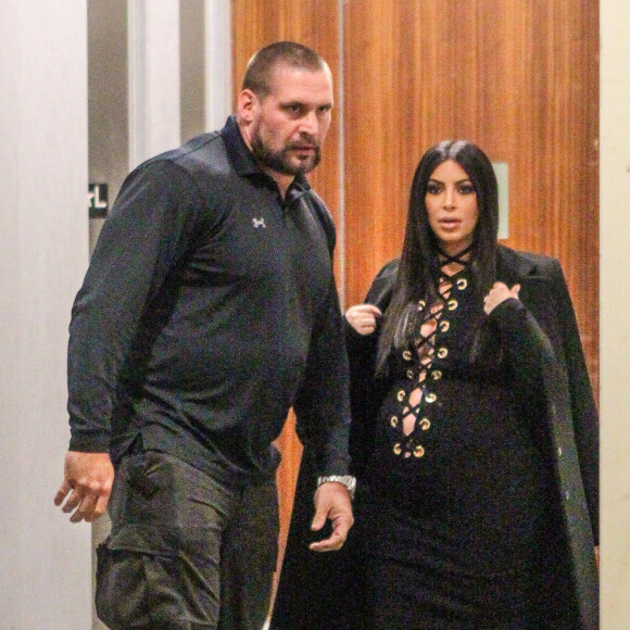 Kim Kardashian, enceinte, quitte l'appartement de son mari Kanye West à New York. Le 14 septembre 2015.