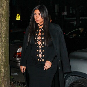Kim Kardashian, enceinte et tout de noir vêtue, se rend avec son mari Kanye West au dîner de Riccardo Tisci à New York, le 14 septembre 2015.