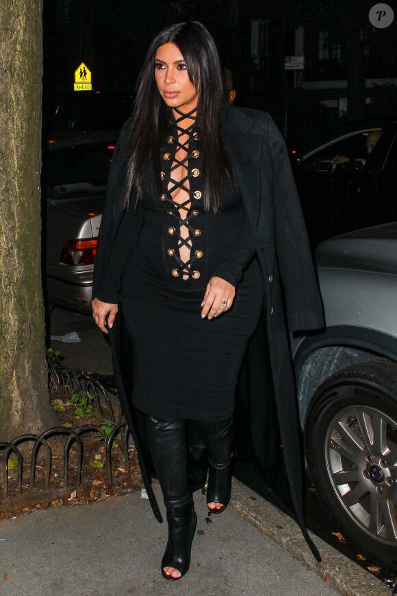 Kim Kardashian, enceinte et tout de noir vêtue, se rend avec son mari Kanye West au dîner de Riccardo Tisci à New York, le 14 septembre 2015.