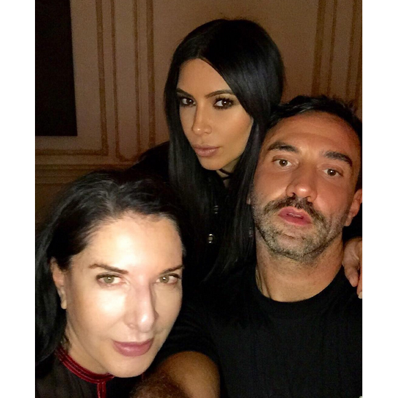 Kim Kardashian, Marina Abramovic et Riccardo Tisci au dîner de Riccardo Tisci à New York. Photo publiée le 14 septembre 2015.