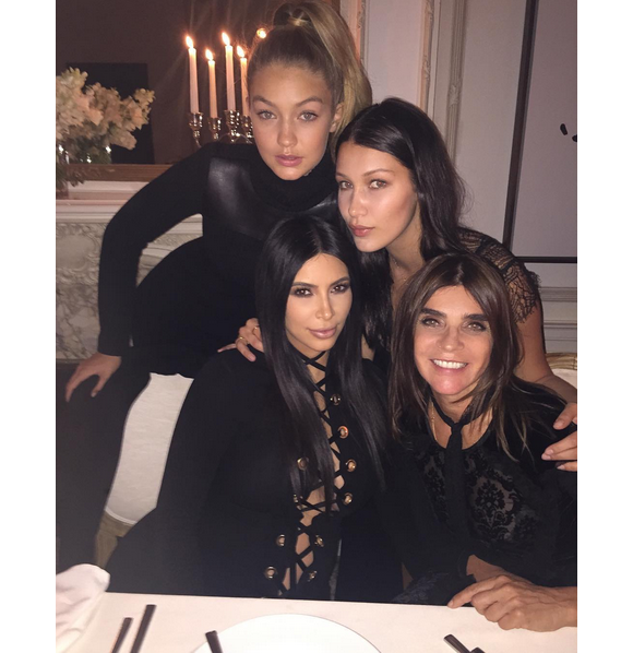 Gigi et Bella Hadid, Kim Kardashian et Carine Roitfeld au dîner de Riccardo Tisci à New York. Photo publiée le 14 septembre 2015.