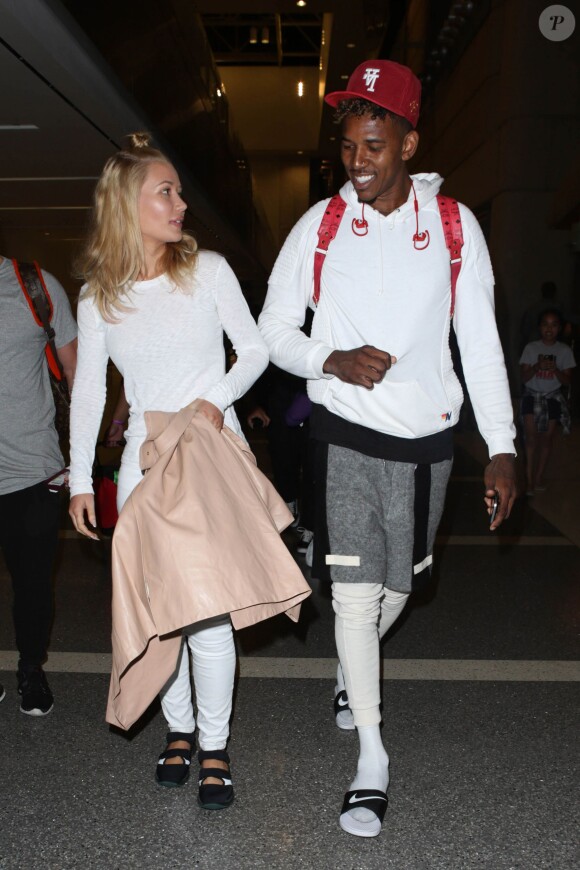 Iggy Azalea et son fiancé Nick Young à l'aéroport LAX de Los Angeles, le 16 août 2015.