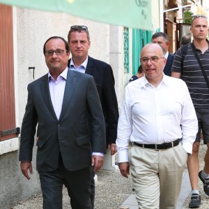 Exclusif - François Hollande et Bernard Cazeneuve se promènent dans le village de Aiguines (dans le Var) où le premier a fêté ses 61 ans et assisté au mariage de son ministre de l'intérieur, le 12 août 2015. Un mariage dans le plus grand secret dont on apprend à peine l'existence.