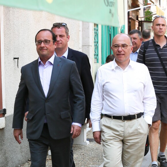 Exclusif - François Hollande et Bernard Cazeneuve se promènent dans le village de Aiguines (dans le Var) où le premier a fêté ses 61 ans et assisté au mariage de son ministre de l'intérieur, le 12 août 2015. Un mariage dans le plus grand secret dont on apprend à peine l'existence.
