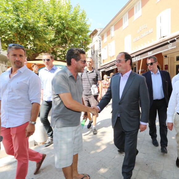 Exclusif - François Hollande et Bernard Cazeneuve se promènent dans le village de Aiguines (dans le Var) où le premier a fêté ses 61 ans et assisté au mariage de son ministre de l'intérieur, le 12 août 2015. Un mariage dans le plus grand secret dont on apprend à peine l'existence.
