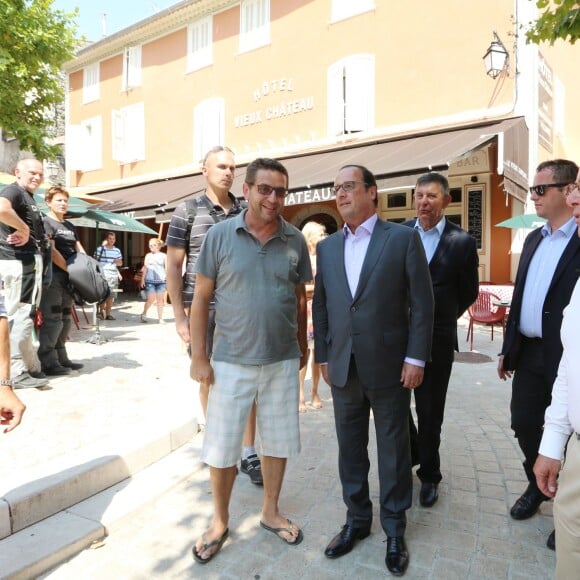 Exclusif - François Hollande et Bernard Cazeneuve se promènent dans le village de Aiguines (dans le Var) où le premier a fêté ses 61 ans et assisté au mariage de son ministre de l'intérieur, le 12 août 2015. Un mariage dans le plus grand secret dont on apprend à peine l'existence.