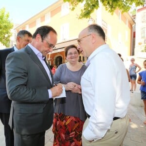 Exclusif - François Hollande et Bernard Cazeneuve se promènent dans le village de Aiguines (dans le Var) où le premier a fêté ses 61 ans et assisté au mariage de son ministre de l'intérieur, le 12 août 2015. Un mariage dans le plus grand secret dont on apprend à peine l'existence.