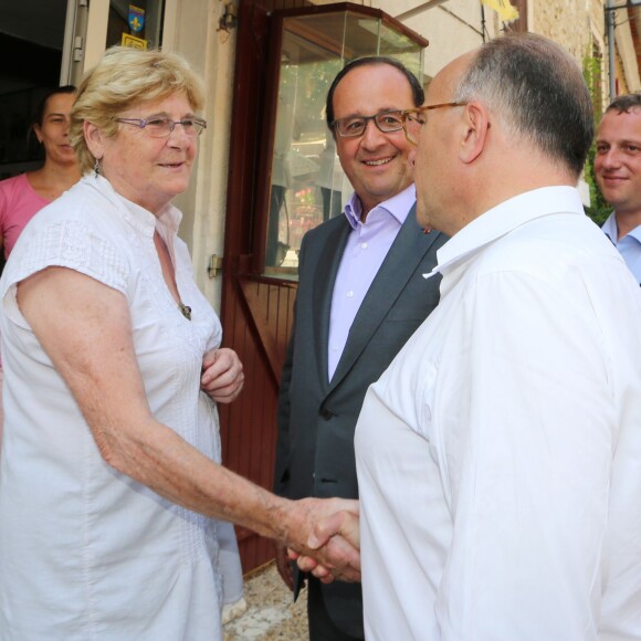 Exclusif - François Hollande et Bernard Cazeneuve se promènent dans le village de Aiguines (dans le Var) où le premier a fêté ses 61 ans et assisté au mariage de son ministre de l'intérieur, le 12 août 2015. Un mariage dans le plus grand secret dont on apprend à peine l'existence.