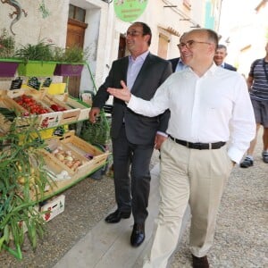 Exclusif - François Hollande et Bernard Cazeneuve se promènent dans le village de Aiguines (dans le Var) où le premier a fêté ses 61 ans en mariant son ministre de l'intérieur, le 12 août 2015. Un mariage dans le plus grand secret dont on apprend à peine l'existence.