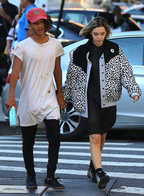 Jaden Smith se promène avec sa nouvelle petite-amie Sarah Snyder dans les rues de New York, le 15 septembre 2015.