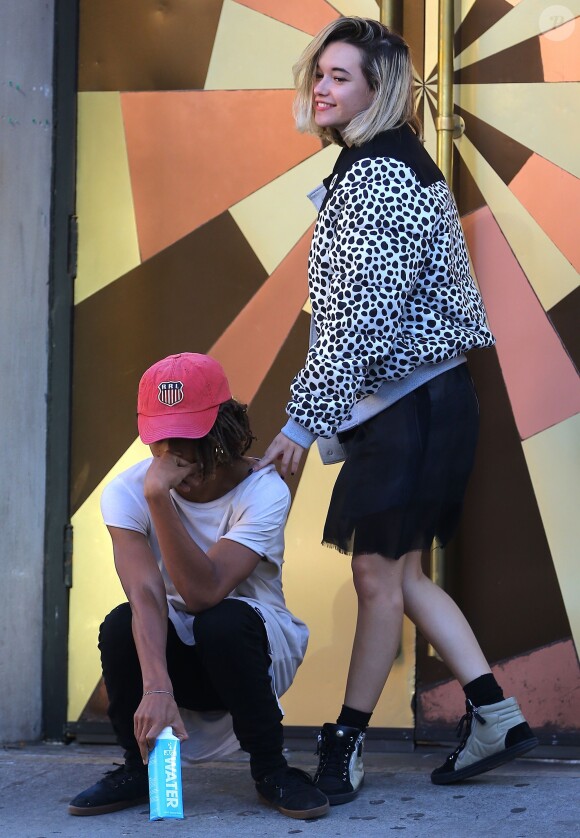 Jaden Smith se promène avec sa nouvelle petite-amie Sarah Snyder dans les rues de New York, le 15 septembre 2015.