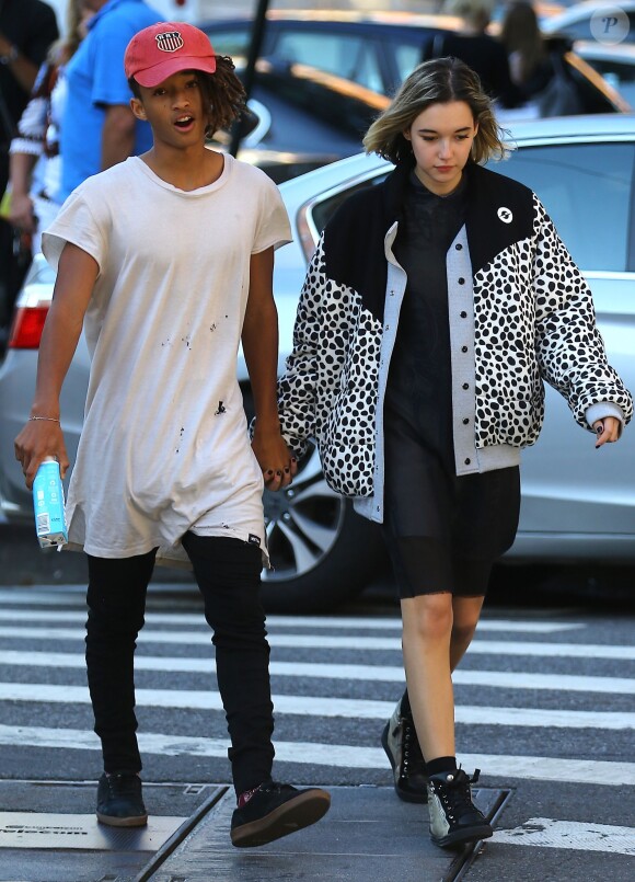 Jaden Smith se promène avec sa nouvelle petite-amie Sarah Snyder dans les rues de New York, le 15 septembre 2015.