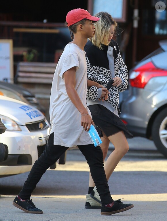 Jaden Smith se promène avec sa nouvelle petite-amie Sarah Snyder dans les rues de New York, le 15 septembre 2015.