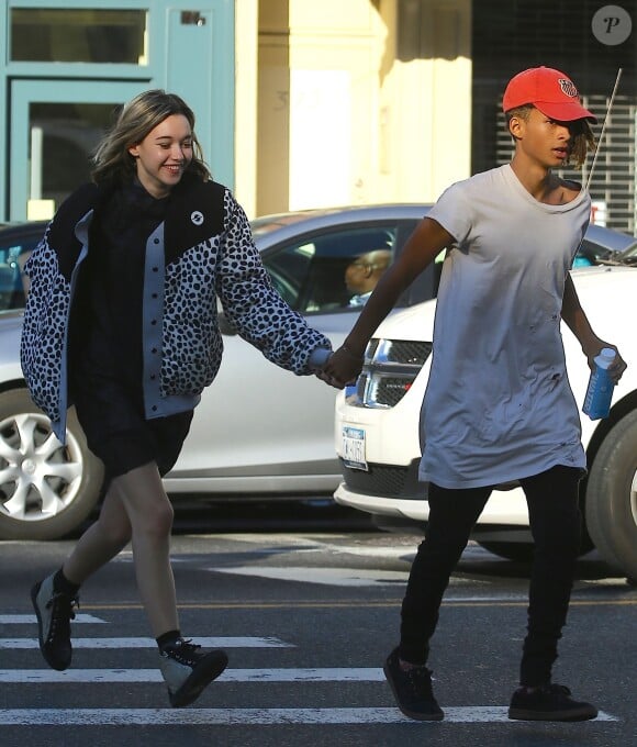 Jaden Smith se promène avec sa chérie Sarah Snyder dans les rues de New York, le 15 septembre 2015.