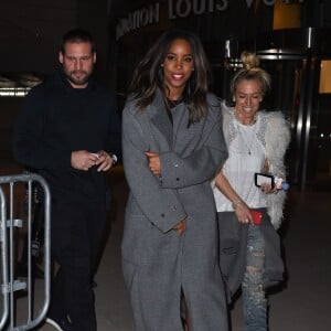 Kelly Rowland pose avec des amis à l'extérieur de la fondation Louis Vuitton à Paris , le 10 mars 2015