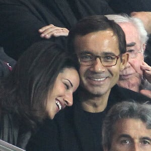 L'animateur Jean-Luc Delarue et sa compagne Anissa. People au match de foot PSG-Nice au Parc des princes à Paris. En 2011.