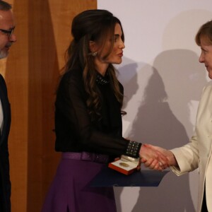 Rania de Jordanie recevait le 17 septembre 2015 des mains d'Angela Merkel à Berlin, à l'Office des affaires étrangères, le prix Walter-Rathenau en reconnaissance de ses efforts en faveur de la paix au Moyen-Orient.