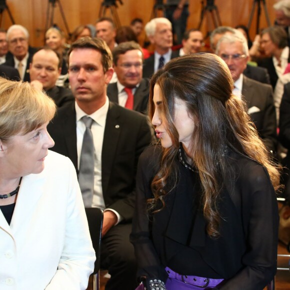 Rania de Jordanie recevait le 17 septembre 2015 des mains d'Angela Merkel à Berlin, à l'Office des affaires étrangères, le prix Walter-Rathenau en reconnaissance de ses efforts en faveur de la paix au Moyen-Orient.