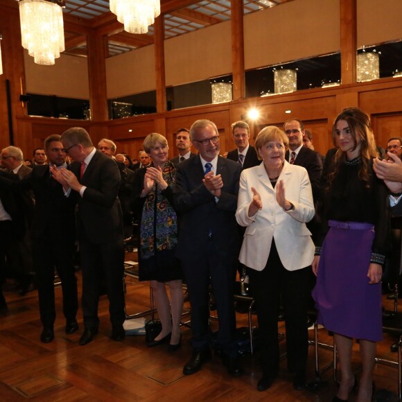 Rania de Jordanie recevait le 17 septembre 2015 des mains d'Angela Merkel à Berlin, à l'Office des affaires étrangères, le prix Walter-Rathenau en reconnaissance de ses efforts en faveur de la paix au Moyen-Orient.
