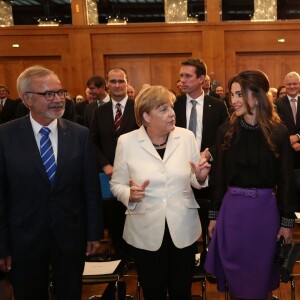 Rania de Jordanie recevait le 17 septembre 2015 des mains d'Angela Merkel à Berlin, à l'Office des affaires étrangères, le prix Walter-Rathenau en reconnaissance de ses efforts en faveur de la paix au Moyen-Orient.