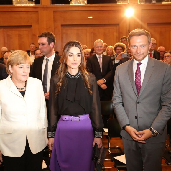 Rania de Jordanie recevait le 17 septembre 2015 des mains d'Angela Merkel à Berlin, à l'Office des affaires étrangères, le prix Walter-Rathenau en reconnaissance de ses efforts en faveur de la paix au Moyen-Orient.