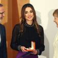  Rania de Jordanie recevait le 17 septembre 2015 des mains d'Angela Merkel à Berlin, à l'Office des affaires étrangères, le prix Walter-Rathenau en reconnaissance de ses efforts en faveur de la paix au Moyen-Orient. 