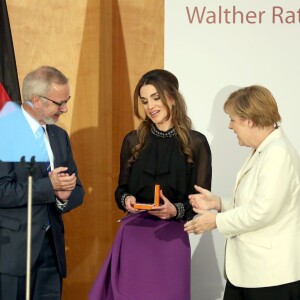 Rania de Jordanie recevait le 17 septembre 2015 des mains d'Angela Merkel à Berlin, à l'Office des affaires étrangères, le prix Walter-Rathenau en reconnaissance de ses efforts en faveur de la paix au Moyen-Orient.