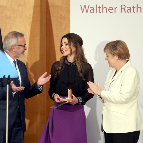 Rania de Jordanie recevait le 17 septembre 2015 des mains d'Angela Merkel à Berlin, à l'Office des affaires étrangères, le prix Walter-Rathenau en reconnaissance de ses efforts en faveur de la paix au Moyen-Orient.
