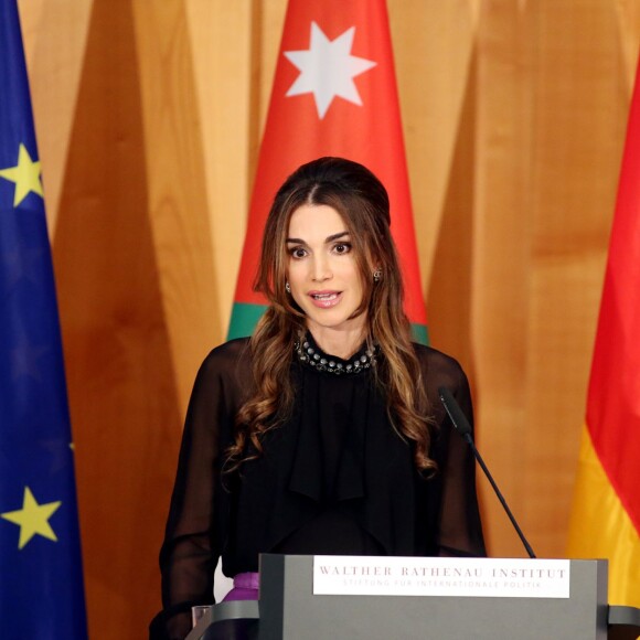 Rania de Jordanie recevait le 17 septembre 2015 des mains d'Angela Merkel à Berlin, à l'Office des affaires étrangères, le prix Walter-Rathenau en reconnaissance de ses efforts en faveur de la paix au Moyen-Orient.