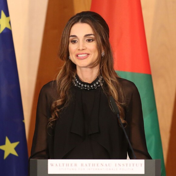 Rania de Jordanie recevait le 17 septembre 2015 des mains d'Angela Merkel à Berlin, à l'Office des affaires étrangères, le prix Walter-Rathenau en reconnaissance de ses efforts en faveur de la paix au Moyen-Orient.