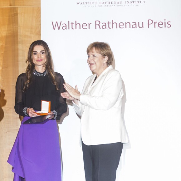 La reine Rania de Jordanie a reçu le 17 septembre 2015 des mains d'Angela Merkel à Berlin, à l'Office des affaires étrangères, le prix Walter-Rathenau en reconnaissance de ses efforts en faveur de la paix au Moyen-Orient.