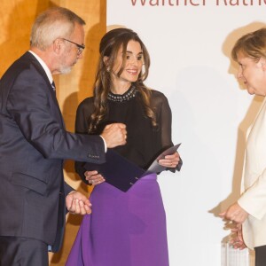 La reine Rania de Jordanie a reçu le 17 septembre 2015 des mains d'Angela Merkel à Berlin, à l'Office des affaires étrangères, le prix Walter-Rathenau en reconnaissance de ses efforts en faveur de la paix au Moyen-Orient.