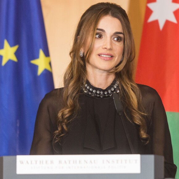 La reine Rania de Jordanie a reçu le 17 septembre 2015 des mains d'Angela Merkel à Berlin, à l'Office des affaires étrangères, le prix Walter-Rathenau en reconnaissance de ses efforts en faveur de la paix au Moyen-Orient.