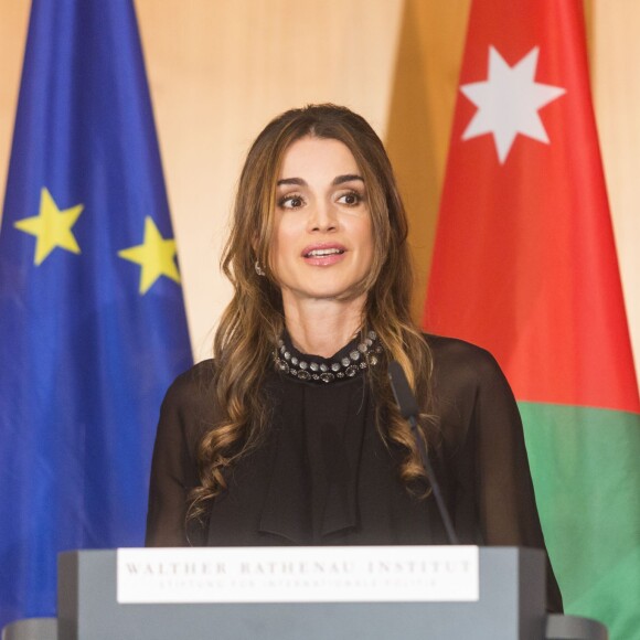 La reine Rania de Jordanie a reçu le 17 septembre 2015 des mains d'Angela Merkel à Berlin, à l'Office des affaires étrangères, le prix Walter-Rathenau en reconnaissance de ses efforts en faveur de la paix au Moyen-Orient.