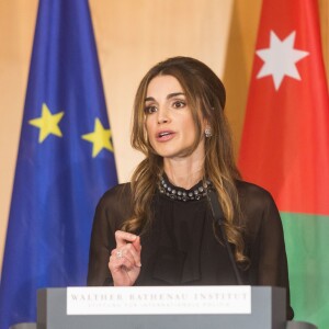 La reine Rania de Jordanie a reçu le 17 septembre 2015 des mains d'Angela Merkel à Berlin, à l'Office des affaires étrangères, le prix Walter-Rathenau en reconnaissance de ses efforts en faveur de la paix au Moyen-Orient.