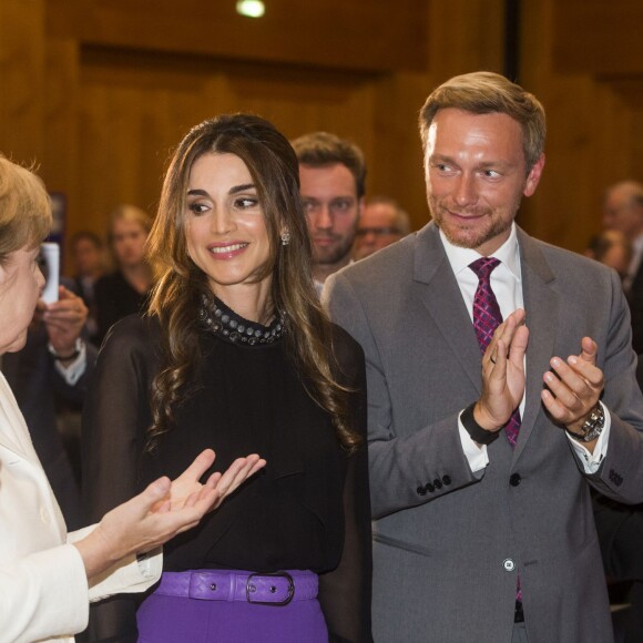 La reine Rania de Jordanie a reçu le 17 septembre 2015 des mains d'Angela Merkel à Berlin, à l'Office des affaires étrangères, le prix Walter-Rathenau en reconnaissance de ses efforts en faveur de la paix au Moyen-Orient.