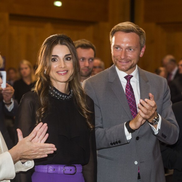 La reine Rania de Jordanie a reçu le 17 septembre 2015 des mains d'Angela Merkel à Berlin, à l'Office des affaires étrangères, le prix Walter-Rathenau en reconnaissance de ses efforts en faveur de la paix au Moyen-Orient.