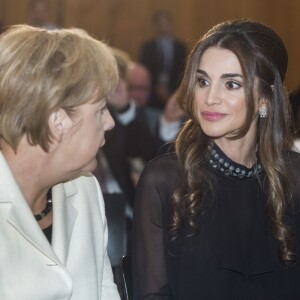 La reine Rania de Jordanie a reçu le 17 septembre 2015 des mains d'Angela Merkel à Berlin, à l'Office des affaires étrangères, le prix Walter-Rathenau en reconnaissance de ses efforts en faveur de la paix au Moyen-Orient.