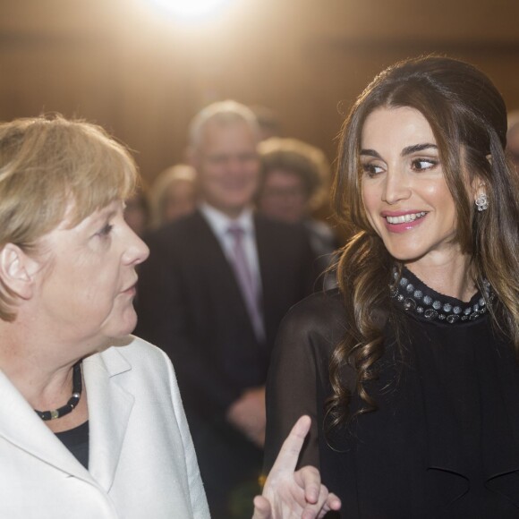 La reine Rania de Jordanie a reçu le 17 septembre 2015 des mains d'Angela Merkel à Berlin, à l'Office des affaires étrangères, le prix Walter-Rathenau en reconnaissance de ses efforts en faveur de la paix au Moyen-Orient.