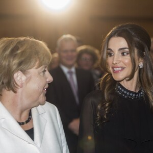 La reine Rania de Jordanie a reçu le 17 septembre 2015 des mains d'Angela Merkel à Berlin, à l'Office des affaires étrangères, le prix Walter-Rathenau en reconnaissance de ses efforts en faveur de la paix au Moyen-Orient.