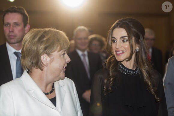 La reine Rania de Jordanie a reçu le 17 septembre 2015 des mains d'Angela Merkel à Berlin, à l'Office des affaires étrangères, le prix Walter-Rathenau en reconnaissance de ses efforts en faveur de la paix au Moyen-Orient.